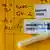 Serginda em cima de um papel amarelo, onde estão anotadas as datas em que a vacina foi aplicada. 