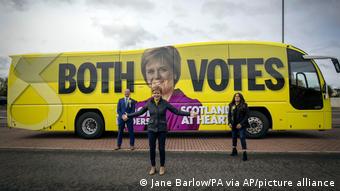 Η πρωθυπουργός της Σκωτίας Νίκολα Στέρτζον σε προεκλογικό αγώνα
