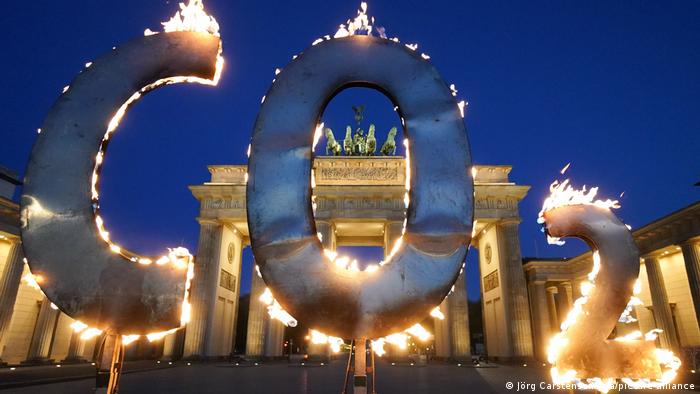 Puerta de Brandenburgo con símbolos CO2