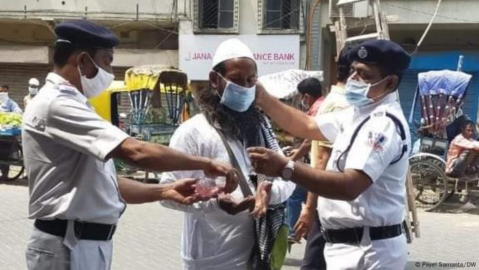 Controles en India para reforzar el uso de mascarillas.