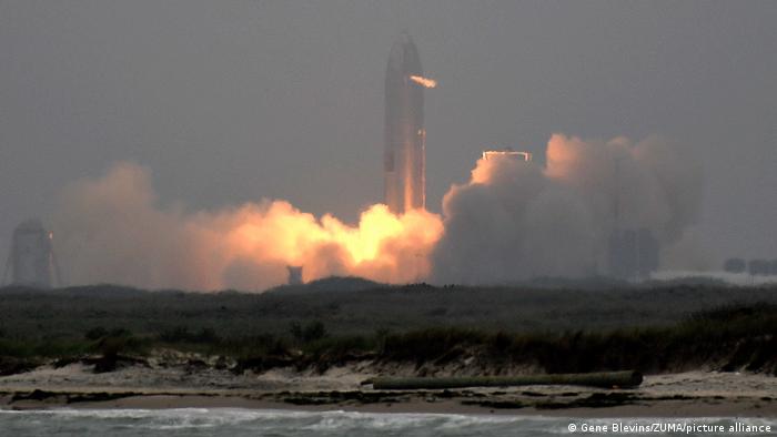 Tras una serie de contratiempos, SpaceX lanzó con éxito y aterrizó un prototipo de nave estelar SN-15.