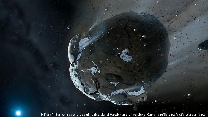 La ilustración sin fecha muestra cómo un asteroide rocoso y acuoso se ve afectado por la atracción gravitatoria de la enana blanca GD 61. (Foto de referencia)