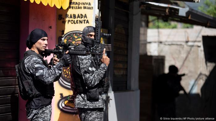 Al menos 25 personas, entre ellas un policía, murieron en una redada contra el tráfico de drogas en la favela de Jacarezinho, en Río de Janeiro. Medios indicaron que se trata del operativo policial más letal en la historia de Río. Dos personas incluso recibieron disparos mientras viajaban en el metro, que en esa parte de la ciudad circula en la superficie (06.05.2021).