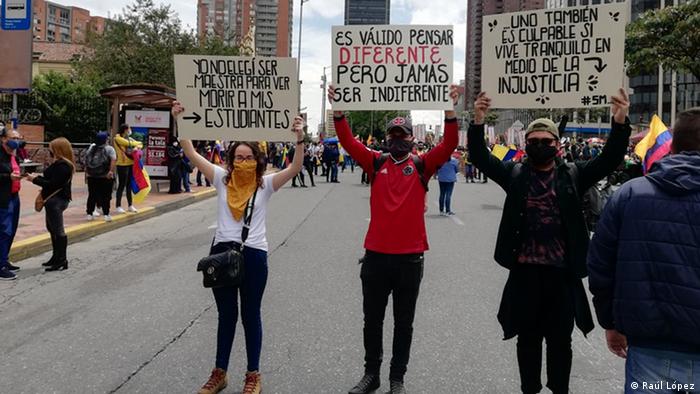 Es válido pensar diferente, pero jamás ser indiferente, dice una de las pancartas de manifestantes en la capitalina Bogotá. 