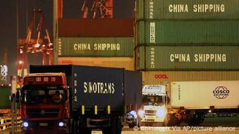 Грузовики транспортируют контейнеры с китайской продукцией, сентябрь 2020 года