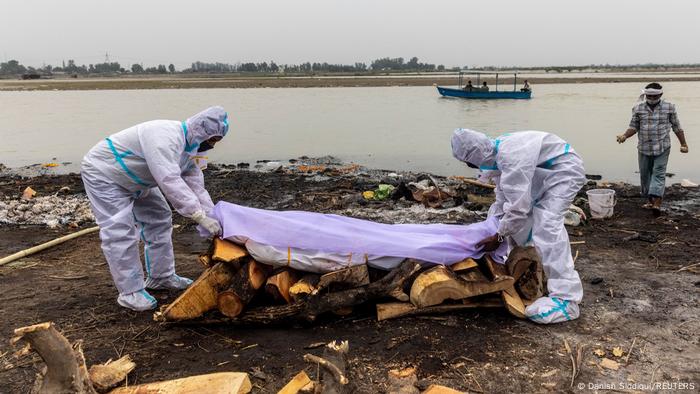 Decenas de cadáveres de víctimas de COVID-19 están apareciendo a orillas del río Ganges, norte de India | El Mundo | DW | 10.05.2021