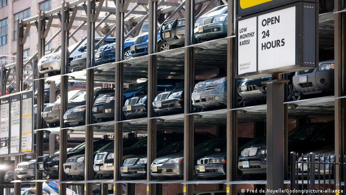 پس از لندن در نیویورک در سال&zwnj;های ۱۹۰۵ و ۱۹۰۶ و همچنین در شیکاگو و پاریس در سال ۱۹۰۷ پارکینگ&zwnj;های طبقاتی برای جای دادن خودروهای پرشمار تاسیس شدند.