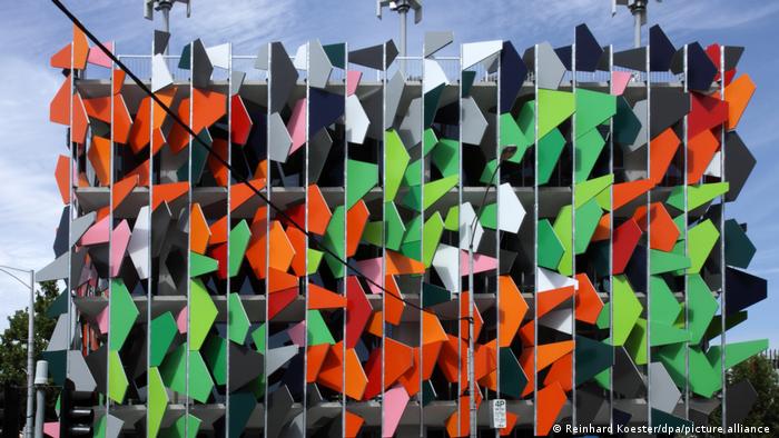 پارکینگ طبقاتی ملبورن استرالیا با نمایی که به قطعات رنگین هندسی شکل مزین است.