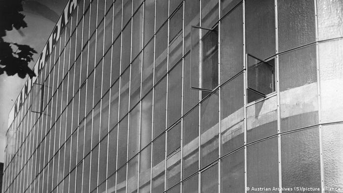 اولین پارکینگ طبقاتی بین سال&zwnj;های ۱۹۱۳ و ۱۹۱۴ در برلین و توسط معماری بنام آرنولد کوت ساخته شد.