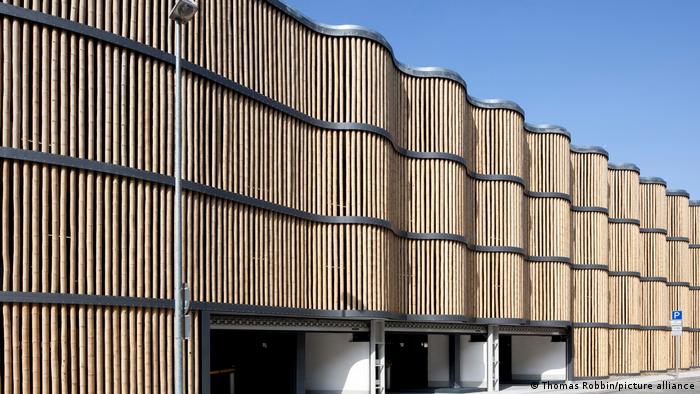 معماران آلمان هاینریش &ndash; پچنیک و شرکا در شهر لایپزیگ پارکینک طبقاتی با اسکلت فولادی و نمای مواج با چوب بامبوس را در سال ۲۰۱۱ در نزدیکی باغ وحش شهر ساختند. 