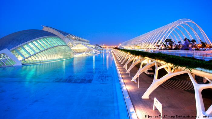 والنسیا خود را شهر علم و هنر می&zwnj;داند. در این ساختمان چند منظوره به مساحت ۱۷ هزار و ۵۰۰ متر در طبقه پائین پارکینگی قرار گرفته که رو به آبنما دارد. در طبقه بالا باغی مملو از گل و گیاه و تندیس جای گرفته. سانتیاگو کالاتراوا، معمار این مجموعه است.