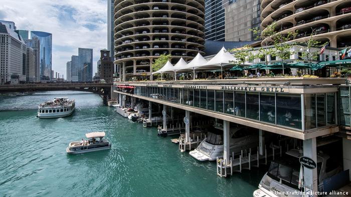 پارکینگ طبقاتی در برج&zwnj;های مارینا در کنار رود شیکاگو در آمریکا دارای یکی از زیباترین چشم&zwnj;اندازها است. 