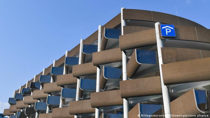 شماری از پارکینگ&zwnj;های طبقاتی در آلمان به لحاظ کیفیت، زیبایی و سبک معماری ثبت ملی شده&zwnj;اند. این پارکینگ طبقاتی که در سال ۱۹۷۴ در هانوفر و به سبک زبره&zwnj;کاری یا معماری بروتالیست ساخته شده، از جمله این پارکینگ&zwnj;ها است.