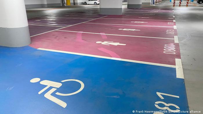 حالا پارکینگ&zwnj;های طبقاتی به مکان&zwnj;هایی تمیز، روشن دارای امنیت و امکانات دیجیتال تبدیل شده&zwnj;اند. در پارکینگ&zwnj;های مدرن جای پارک مخصوص برای معلولان و زنان نیز درنظر گرفته شده است.