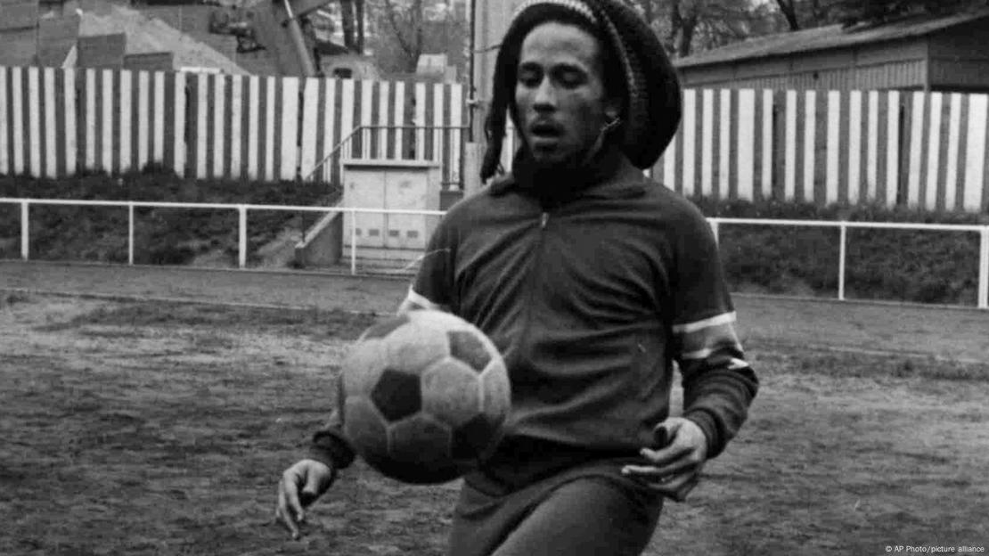 Bob Marley duke u stërvitur në futboll në Paris, në vitin 1977