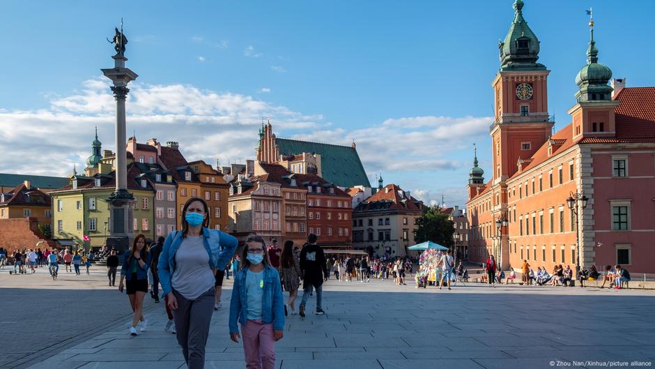 Poljska tokom pandemije korone: ljudi s maskama u Varšavi, jun 2020.