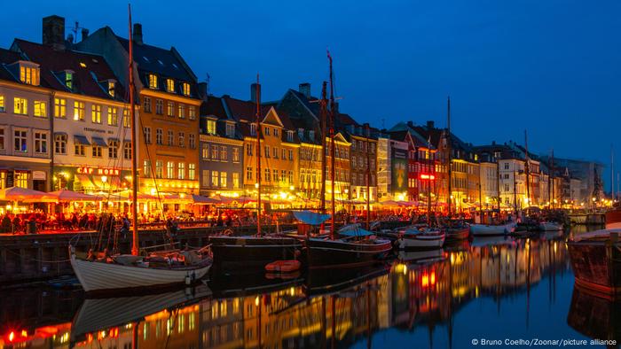 Eine Nachtansicht des Hafens von Nyhavn in Kopenhagen, Dänemark