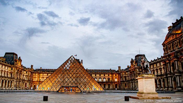 Paris Glaspyramide Innenhof des Louvre