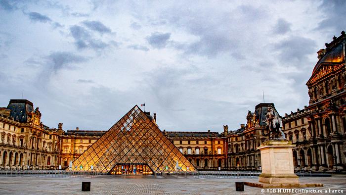 Paris Glaspyramide Innenhof des Louvre