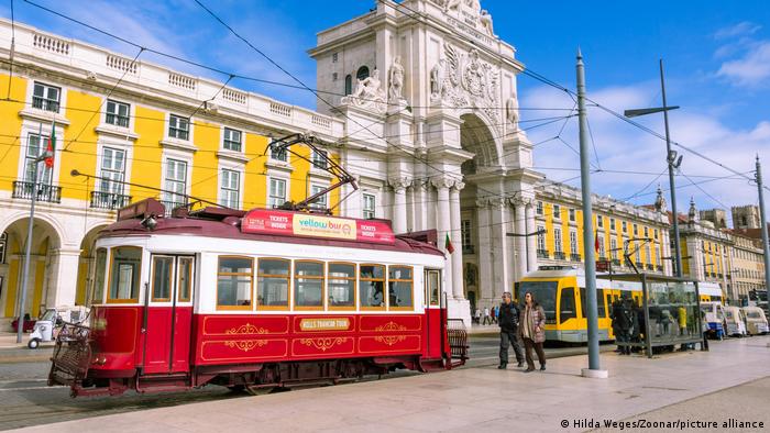 Portugal Lissabon Straßenbahn in Altstadt