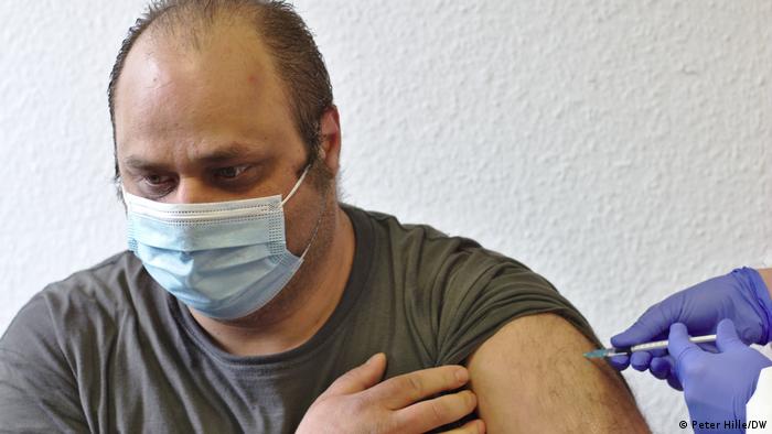 Sahin Aydogan podczas szczepienia
