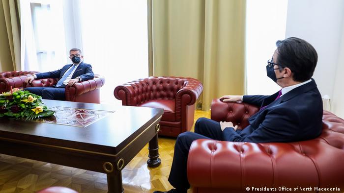 Nordmazedonien Präsident Stevo Pendarovski (R) und Oppositionsführer Hristijan Mickoski 