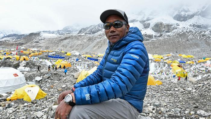 Conocido como el hombre del Everest, Kami Rita Sherpa, durante una entrevista con la prensa en un campamento base del Everest.