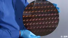 IBM Unveils World's First 2 Nanometer Chip Technology, Opening a New Frontier for Semiconductors. New chip milestone to propel major leaps forward in performance and energy efficiency
A 2 nm wafer fabricated at IBM Research's Albany facility. The wafer contains hundreds of individual chips. Courtesy of IBM
Quelle: https://newsroom.ibm.com/2021-05-06-IBM-Unveils-Worlds-First-2-Nanometer-Chip-Technology,-Opening-a-New-Frontier-for-Semiconductors