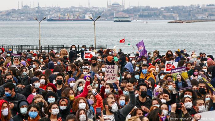 İstanbul Sözleşmesi'nden çekilme kararı birçok kentte protesto edilmişti