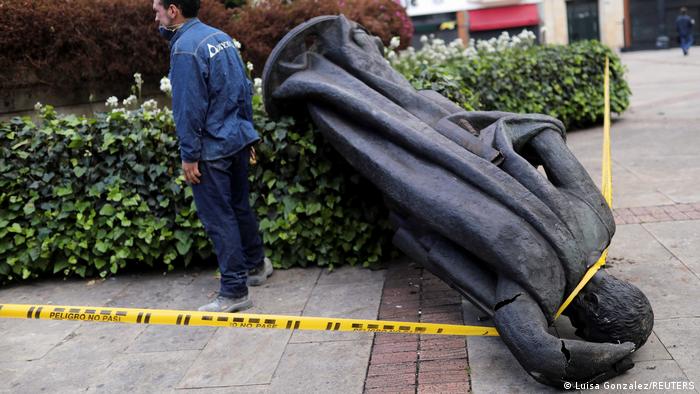 Kolumbien | Zerstörung Statue von Gonzalo Jimenez de Quesada in Bogota