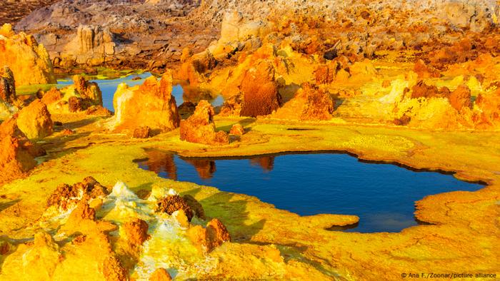 Étangs de couleur dans le désert de Dallol en Ethiopie