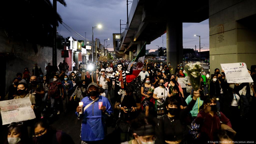 Manifestantes exigen justicia por víctimas del metro de la Ciudad de México  | Las noticias y análisis más importantes en América Latina | DW |  08.05.2021