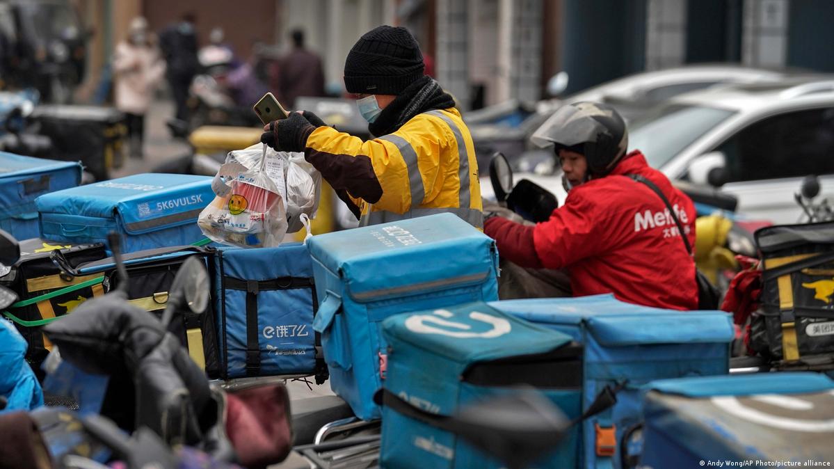 China | Essenslieferanten 外卖骑手的权益保障不能靠政府的恩赐,而是要靠有谈判筹码的工会。微信公众号“阿罗汉不约”指出,“而这,正是教授们避而不谈的问题。” 资料图片