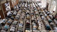 KARACHI, PAKISTAN - MAY 07: Muslims perform the last Friday prayer of the Islamic Holy fasting month of Ramadan at Mosque in Karachi, Pakistan on May 07, 2021. Sabir Mazhar / Anadolu Agency