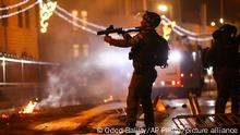 Policía israelí reforzada se enfrenta a los palestinos en Jerusalén 
