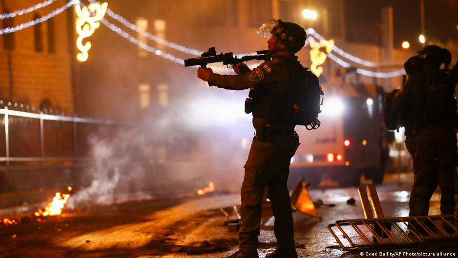 Policía israelí reforzada se enfrenta a los palestinos en Jerusalén | El Mundo | DW - Vimarsana News