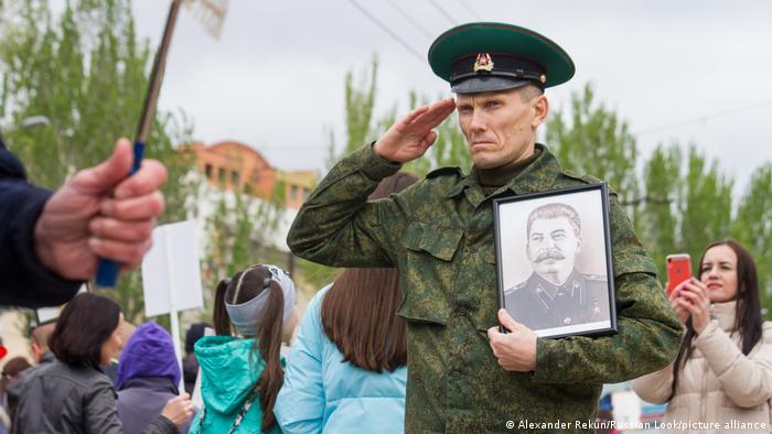 Житель Донецка с портретом Сталина на праздновании 9 мая