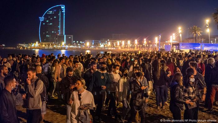 Multidão reunida em Barcelona, em cena noturna festiva