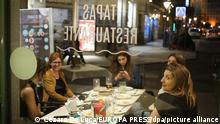 Junge Frauen genießen ein Abendessen auf einer Terrasse eines Restaurants kurz vor Ende des Corona-Notstands. Das Ende des sechsmonatigen Corona-Notstands an diesem Wochenende in Spanien sorgt in vielen Regionen für Verwirrung. Vielerorts gab es am Freitag Streit darüber, welche alten oder neuen Einschränkungen von Sonntag an noch gelten. +++ dpa-Bildfunk +++