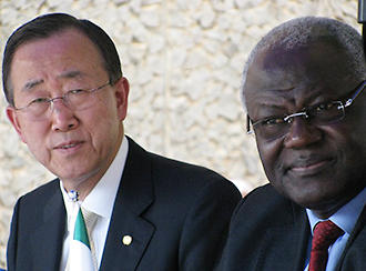 UN-Generalsekretär Ban Ki-Moon (links) und Ernest Bai Koroma, Präsident von Sierra Leone