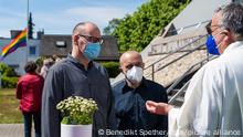 Pastoralreferent Norbert Kasper (r) segnet das gleichgeschlechtliche Paar Jürgen und Jürgen vor der Autobahnkirche. Unter dem Motto #liebegewinnt laden Pfarrer in ganz Deutschland um den 10. Mai herum zu Gottesdiensten ein, in denen homosexuelle Paare gesegnet werden können. Es ist eine Protestaktion gegen ein vor kurzem veröffentlichtes Schreiben, in dem der Vatikan diese Segnungen verbot.
