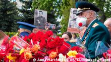 KIEV, UKRAINE MAY 9, 2021: A WWII veteran visits Eteran Glory Part to lay flowers at the eternal flame and mark the 76th anniversary of the victory over Nazi Germany in World War II. Anna Marchenko/TASS PUBLICATIONxINxGERxAUTxONLY TS0FF930 
