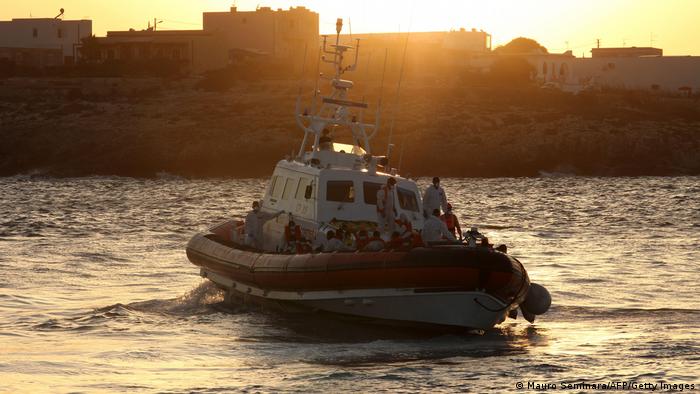 Un total de 2.128 migrantes llegaron a Lampedusa en 20 barcos en las últimas 24 horas.