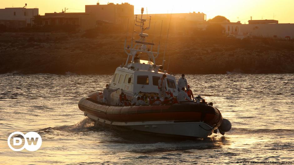 Più di 1.400 migranti arrivano sull’isola italiana di Lampedusa |  Mondo |  DW