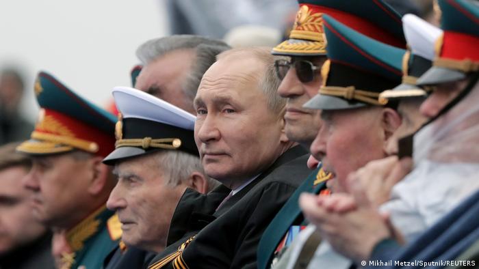 Путин по врема на военния парад в Москва послучай Деня на победата