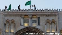 *** Dieses Bild ist fertig zugeschnitten als Social Media Snack (für Facebook, Twitter, Instagram) im Tableau zu finden: Fach „Images“ ***
10.05.21 *** TOPSHOT - Palestinians place the Hamas movement flags atop al-Aqsa mosque in Jerusalem's Old City on May 10, 2021, ahead of a planned march to commemorate Israel's takeover of Jerusalem in the 1967 Six-Day War. (Photo by Ahmad GHARABLI / AFP) (Photo by AHMAD GHARABLI/AFP via Getty Images)