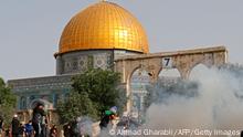 *** Dieses Bild ist fertig zugeschnitten als Social Media Snack (für Facebook, Twitter, Instagram) im Tableau zu finden: Fach „Images“ ***
10.05.21 *** Palestinian protesters run for cover amid clashes with Israeli security forces at Jerusalem's Al-Aqsa mosque compound on May 10, 2021, ahead of a planned march to commemorate Israel's takeover of Jerusalem in the 1967 Six-Day War. (Photo by Ahmad GHARABLI / AFP) (Photo by AHMAD GHARABLI/AFP via Getty Images)