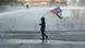 Un manifestante enarbola una bandera de Chile durante unas protestas en enero de 2021. Un manifestante enarbola una bandera de Chile durante unas protestas en enero de 2021.
