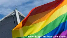 Eine Regenbogenfahne weht vor der Autobahnkirche St. Christophorus am Rande der Segnung von gleichgeschlechtlichen Paaren. Unter dem Motto #liebegewinnt laden Pfarrer in ganz Deutschland um den 10. Mai herum zu Gottesdiensten ein, in denen homosexuelle Paare gesegnet werden können. Es ist eine Protestaktion gegen ein vor kurzem veröffentlichtes Schreiben, in dem der Vatikan diese Segnungen verbot. +++ dpa-Bildfunk +++