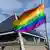 Die Regenbogenfahne weht vor der Autobahnkirche St. Christophorus
